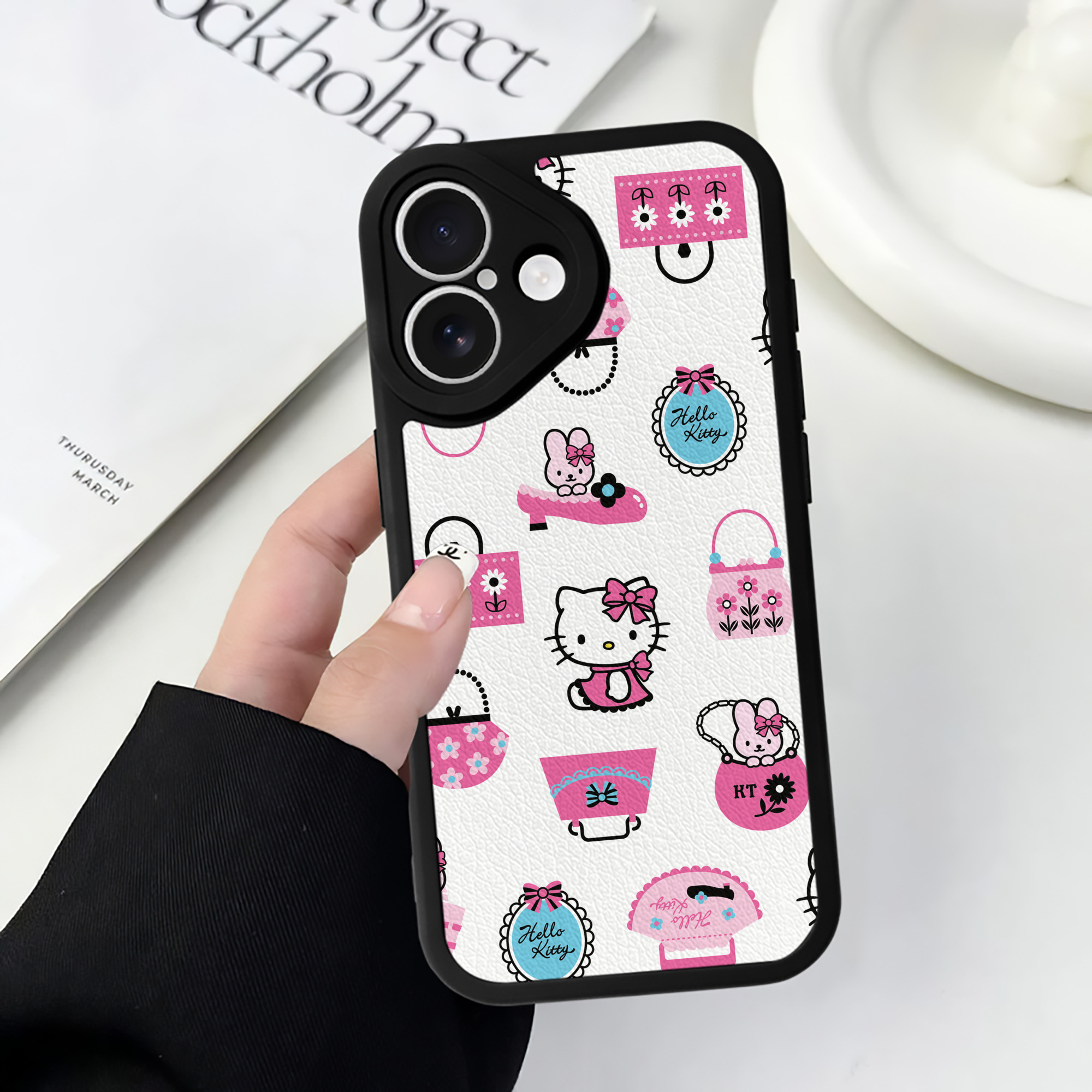 （画像用） Hello Kitty ハローキティ 【iPhone 16シリーズ対応】シリコンスマホケース（レザー調） 材質：シリコン